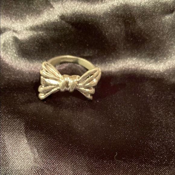 Jewelry - Elegant Silver Bow Ring